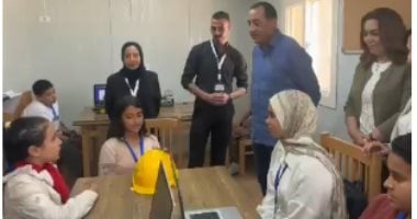 حوار ودي بين رئيس الوزراء وعدد من الطلاب 