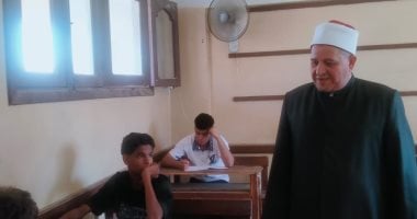 رئيس منطقة القليوبية الأزهرية يتابع امتحان الفيزياء بلجنتي الخانكة وشبين القناطر