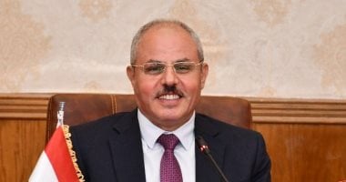 رئيس جامعة القناة يهنئ طلاب كلية التجارة بعد اعتماد نتائج المستوى الرابع 