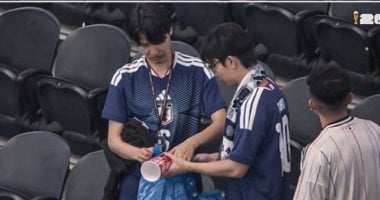 تنظيف المدرجات قبل المغادرة.. سلوك جماهير اليابان يخطف الأضواء بكأس العالم