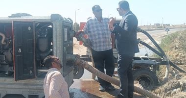 نائب محافظ السويس يشرف على رفع تجمعات المياه بطريق عيون موسى 