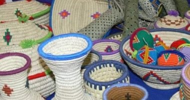 صبر وإتقان وحفاظ على الهوية التراثية فى الواحات.. صناعة الخوص اليدوية حولت آلاف الأطنان من مخلفات النخيل إلى قطع فنية وأدوات مزارعى الوادى الجديد.. العلاقة و الشادوف والفِرد والحصير المزركش أهم المنتجات