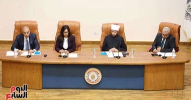 فى ندوة بالاستعلامات.. الأوقاف: مصر قدمت للعالم نموذجا فريدا في الوسطية ومعركتنا ضد التطرف امتدت للفضاء الإلكترونى.. الثقافة تطلق مشروع «الثقافة حياة» قريبا.. والسفير علاء يوسف: الخطاب الوسطي حائط صد للشائعات