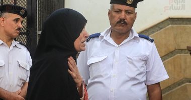محاكمة المتهمة بخطف الطفلة ندى للتسول بها وعودتها لأسرتها بعد 12 سنة.. فيديو