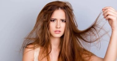 8 عادات يومية تحمى شعرك الجاف من التلف.. حافظى عليه 