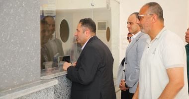 محافظ دمياط يتفقد المركز التكنولوجي لخدمة المواطنين بالبراشية ويشيد بجهود رئيس الوحدة القروية