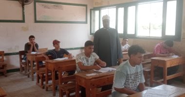 مدير عام المنطقة يتابع امتحان الإحصاء أدبي بالثانوية الأزهرية بلجنة بنين الإسماعيلية