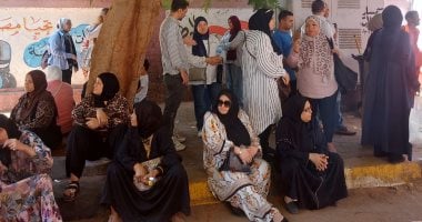 أولياء الأمور في انتظار أبنائهم أمام اللجان وسط أجواء من الترقب والدعاء