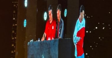 ديسكو مصر يحملون علم مصر ويرتدون تيشيرت المنتخب على مسرح EFZ فى العاصمة الجديدة