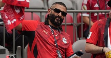 أحمد سعد يدعم المنتخب فى مباراة مصر ونيوزيلندا من أرض الملعب.. صور 