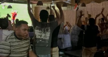 فرحة وسعادة أمام الشاشات بالدقهلية بعد تقدم المنتخب على نيوزيلندا.. فيديو وصور