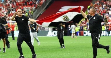 حسام حسن يحتفل فى الملعب