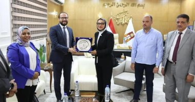 محافظ الوادي الجديد تبحث تطوير تكتلات التمور بالتعاون مع اليونيدو بتكلفة 8 مليون يورو