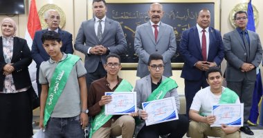محافظ السويس يكرم أوائل الإعدادية والفائزين بالمسابقات العلمية والثقافية