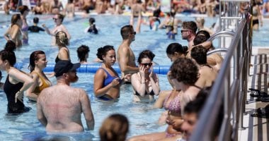 الهروب لحمامات السباحة.. سكان لندن يتخففون من حدة موجة الحر التي تجتاح بريطانيا