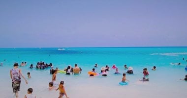 شواطئ مطروح والساحل الشمالي تجذب ملايين المصطافين خلال المصيف.. صور
