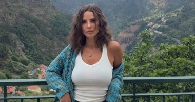 بعد تأجيل مسلسلها.. إيمان العاصى فى جولة أوروبية صيفية برفقة ابنتها