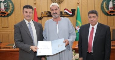 محافظ المنوفية يسلم 21 عقد تقنين أراضي للمواطنين المستوفين للاشتراطات 
