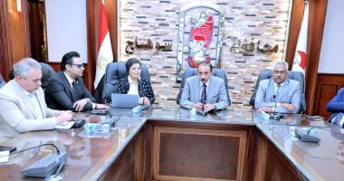 نائب وزير الصحة ومحافظ سوهاج يتابعان مؤشرات التنمية السكانية