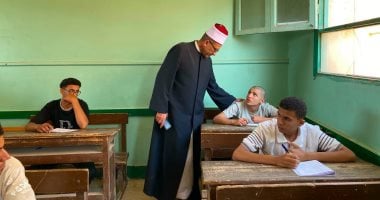 رئيس منطقة كفر الشيخ الأزهرية يتابع امتحان الصرف لطلاب أدبى بالشهادة الثانوية