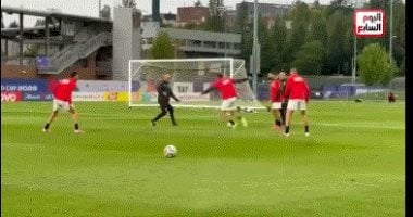 حسام حسن يشارك محمد صلاح ولاعبي منتخب مصر تدريبات الفريق