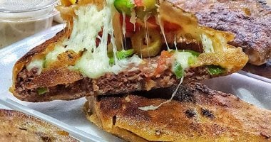 طريقة عمل حواوشى البيتزا فى البيت.. بسر صنعة ومطة جبنة المطاعم 