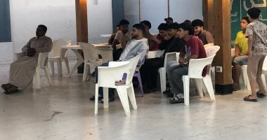 شباب قرية محمد صلاح يتوافدون على مركز الشباب لمتابعة مباراة مصر وإيران
