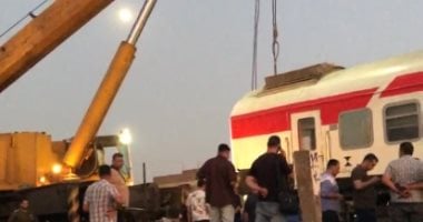 جهود مكثفة لرفع عربات قطار خرج عن القضبان بكفر الزيات