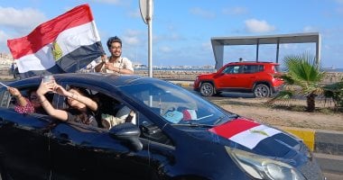 جماهير الإسكندرية تحتفل على الكورنيش بعد صعود منتخب مصر لدور الـ 32.. صور