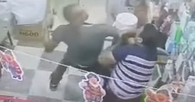 كاميرات المراقبة ترصد مشهد الاعتداء على صاحب محل بساطور في العياط.. صور