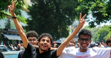طلاب الثانوية العامة يشكون من صعوبة جزئيات بعض امتحان العربى