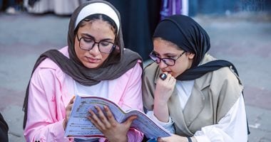 الدقائق الأخيرة.. طلاب الثانوية العامة يراجعون اللغة العربية أمام لجان الجيزة
