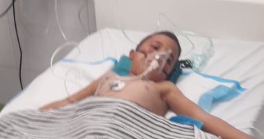 معاناة صحية للطفل الفلسطيني أحمد القاضي في غزة.. جسد صغير يذوب تحت وطأة مرض نادر أفقده شقيقيه.. طفولة مسروقة بين الألم والمستشفيات.. ونداء أم مكسورة القلب تتوسل الحياة لابنها قبل أن تلحقه نفس النهاية.. صور