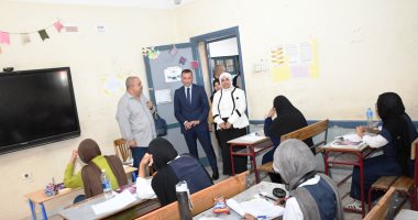 محافظ أسوان يطمئن أولياء الأمور على أجواء امتحان اللغة العربية