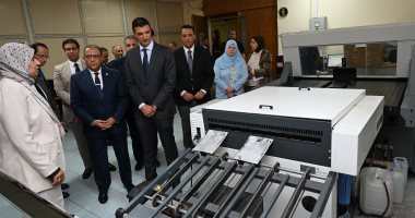 وزير الصناعة يتفقد العمليات الانتاجية بالهيئة العامة لشئون المطابع الاميرية