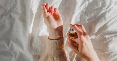 4 حيل تساعد على ثبات العطر خلال فصل الصيف والموجة الحارة
