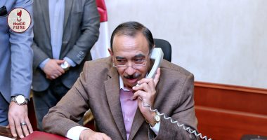 محافظ سوهاج يهنئ الأول على مستوى الشهادة الإعدادية هاتفيًا ويشيد بتفوقه