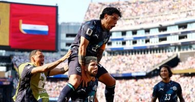 منتخب باراجواي يحتفل بالتأهل لدور الـ 16