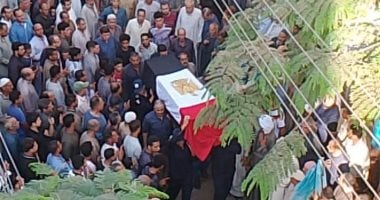 الحزن يخيم على قرية شنواى فى المنوفية عقب تشييع جثمان شهيد الواجب حمد عبد الجواد بحريق منشأة ناصر.. والدته: ربنا يرحمك يا ابنى فى الجنة إن شاء الله يا شهيد.. والأسرة تستقبل واجب العزاء عقب الجنازة.. صور