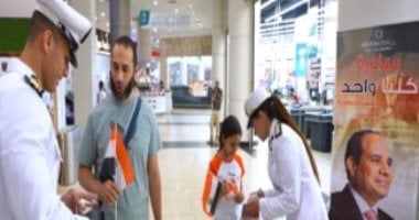 وزارة الداخلية ترسم البسمة على وجوه المواطنين في ذكرى 30 يونيو.. توزيع ورود وهدايا على الأهالي.. رجال الشرطة ينتشرون في الميادين والشوارع ويلتقطون صورا مع الأطفال