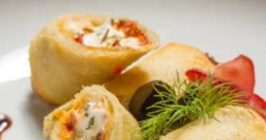 طريقة عمل رول البطاطس المقرمشة بحشوة الجبن المدخن والفلفل المشوى 