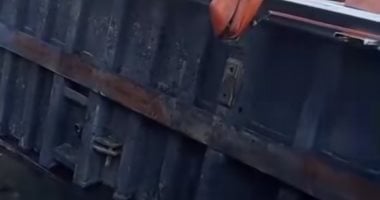 سقوط سيارة نقل تريلا محملة بالزلط داخل مياه بحر النزلة بالفيوم دون إصابات