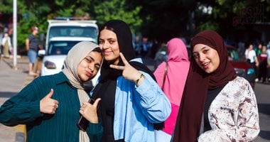 قطار الثانوية العامة يصل محطة الكيمياء والجغرافيا.. 922 ألف طالب يبدأون الاختبارات.. وزارة التعليم تحذر من صفحات الغش: تستهدف التربح غير المشروع بترويجها أسئلة قديمة.. واللجان: تفتش الطلاب لمنع وسائل الغش