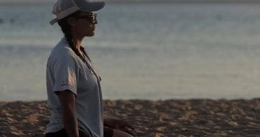 الهدوء والطبيعة الخلابة يجذبان عشاق اليوجا إلى شواطئ البحر الأحمر.. آلاف السياح يتوافدون إلى الغردقة ومرسى علم بحثا عن الاسترخاء.. الفنادق والمنتجعات توفر مساحات هادئة لممارسة اليوجا وسط أجواء ساحرة..