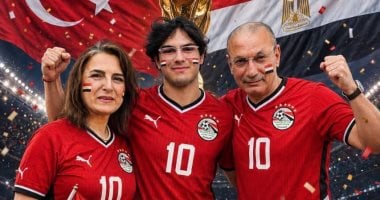 سفير تركيا يرتدي وأسرته تي شيرت المنتخب الوطني