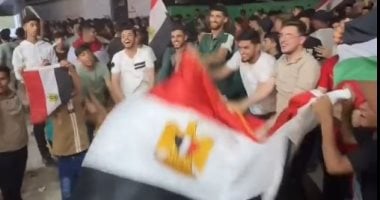مظاهرات عربية في حب مصر.. الآلاف يحتفلون في شوارع العواصم العربية احتفالا بإنجاز "الفراعنة".. غزة تتحدى الإبادة بـ "يا مصر بتعمليها ازاي".. فرحة سعودية جنونية بعد صافرة النهاية.. والسوريون: من دمشق هنا القاهرة