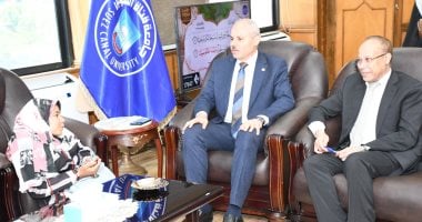 رئيس الجامعة ونائبه يستقبلان سميرة السيد