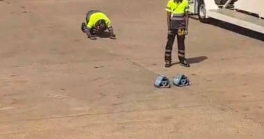 الصالح سبورت : موظف مطار الرأس الأخضر يسجد شكرًا لله لحظة وصول منتخب بلاده