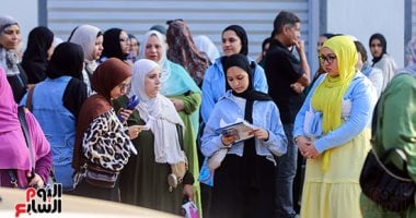 طلاب الثانوية العامة يبدأون امتحان اللغة الأجنبية الأولى.. وزير التعليم يشدد على إجراءات التفتيش ومراجعة الفصول من الداخل قبل بدء الامتحان.. الطلاب: محطة الإنجليزى صعبة ونتمنى يعوض صعوبة الكيمياء