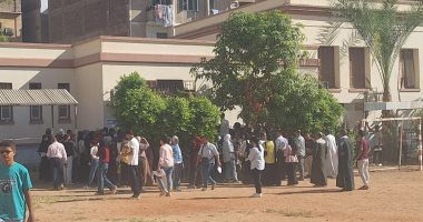 زحام فى أول أيام تلقى طلبات التظلم على نتيجة الشهادة الإعدادية بأسيوط.. فيديو